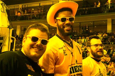 DJ Kennedy mit gelbem Hut und Sonnenbrille